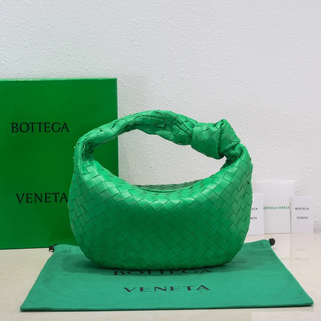 Medium (parrot green)